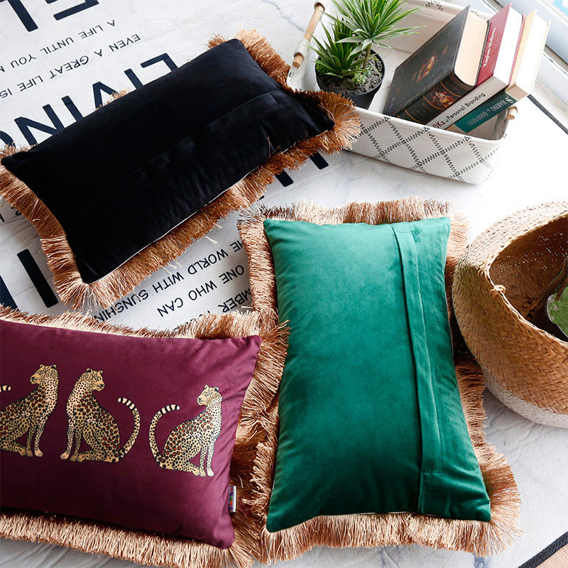 Velvet cushions with outlet tassels